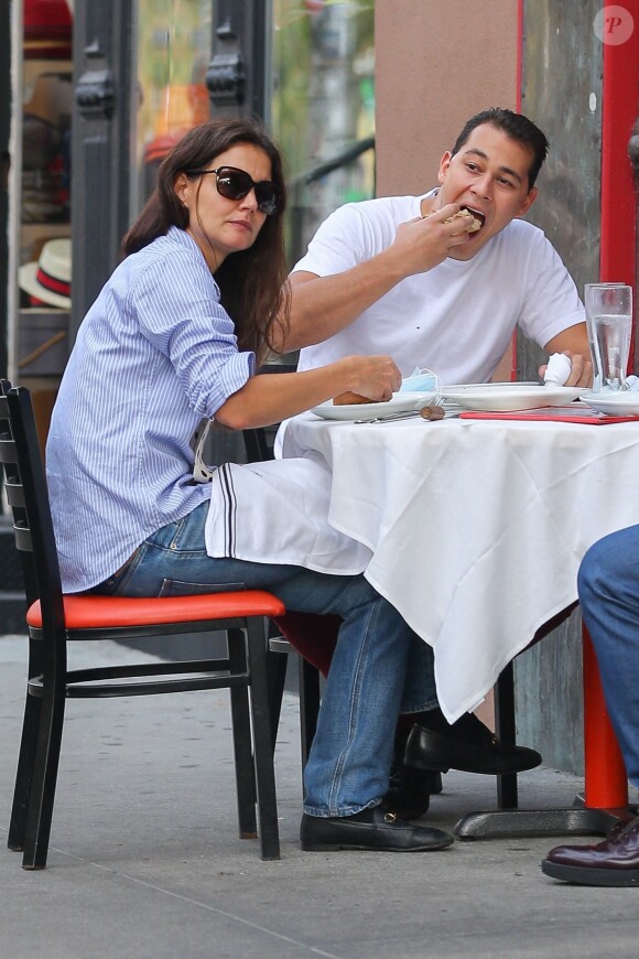 Katie Holmes et son compagnon Emilio Vitolo Jr sont allés déjeuner dans une pizzeria à New York pendant l'épidémie de coronavirus (Covid-19), le 25 septembre 2020 