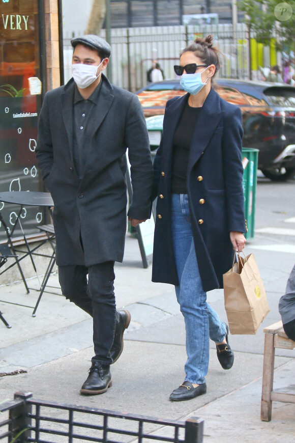 Katie Holmes et son compagnon Emilio Vitolo Jr. se baladent en amoureux dans le quartier de Manhattan à New York, le 22 septembre 2020 
