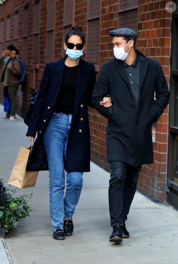 Katie Holmes et son compagnon Emilio Vitolo Jr. se baladent en amoureux dans le quartier de Manhattan à New York, le 22 septembre 2020 