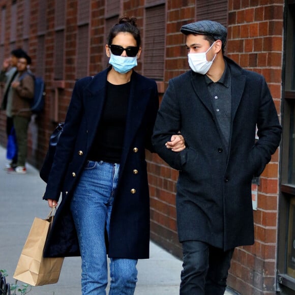 Katie Holmes et son compagnon Emilio Vitolo Jr. se baladent en amoureux dans le quartier de Manhattan à New York, le 22 septembre 2020 