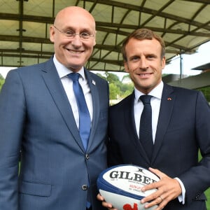 Bernard Laporte (président de la Fédération Française de Rugby à XV), Emmanuel Macron, président de la République Française, lors de la visite du centre d'entrainement du XV de France, en phase préparatoire de la Coupe du Monde Rugby 2019 au Japon. Marcoussis, le 5 septembre 2019. © Liewig/Pool/Bestimage 