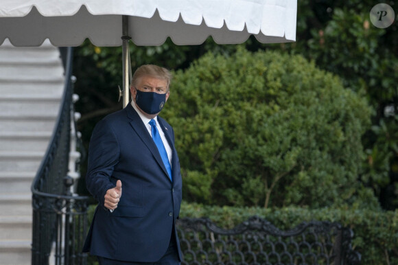 Le président américain Donald Trump embarque dans Marine One pour être emmené au centre médical militaire national Walter Reed pour être soigné pour le Coronavirus (Covid-19), à Washington, The District, Etats-Unis, le 2 octobre 2020. 