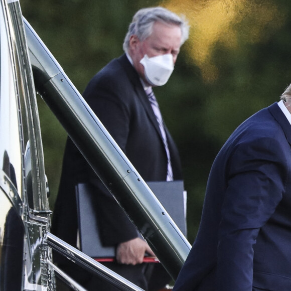 Le président américain Donald Trump sort de Marine One au centre Walter Reed National Military Medical à Bethesda, Maryland, Etats-Unis, le 2 octobre 2020. Trump sera traité pour le Coronavirus (Covid-19) après avoir été isolé à la Maison Blanche depuis son diagnostic, qu'il a annoncé après que l'un de ses plus proches collaborateurs ait été testé positif pour une infection à coronavirus. 
