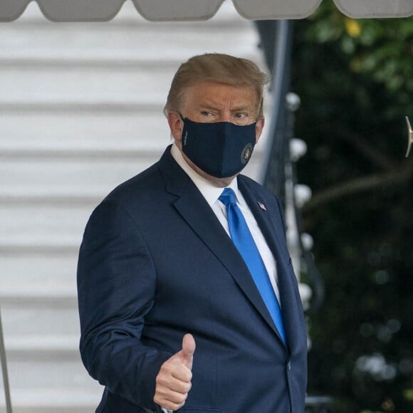 Le président américain Donald Trump embarque dans Marine One pour être emmené au centre médical militaire national Walter Reed pour être soigné pour le Coronavirus (Covid-19), à Washington, The District, Etats-Unis, le 2 octobre 2020. 
