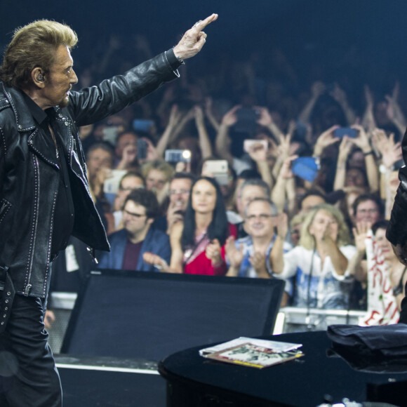 Johnny Hallyday, Eddy Mitchell - Concert des "Vieilles Canailles" à l'AccorHotels Arena à Paris, le 25 juin 2017. © Olivier Borde/Bestimage