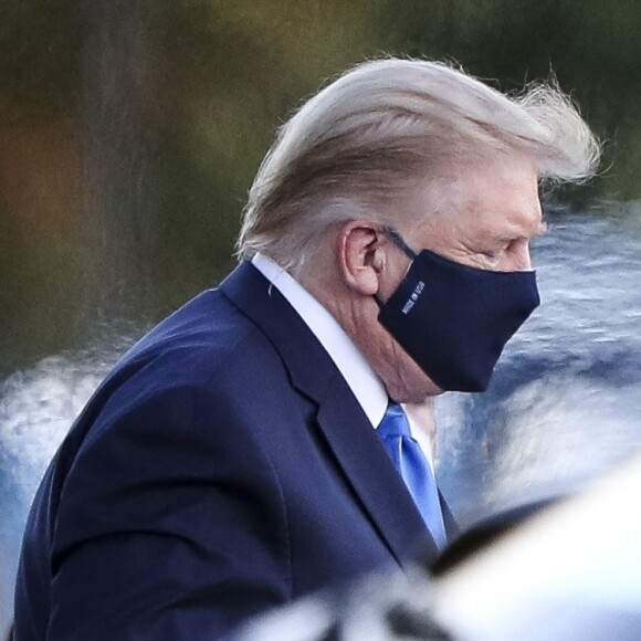 Le président américain Donald Trump sort de Marine One au centre Walter Reed National Military Medical à Bethesda, Maryland, Etats-Unis, le 2 octobre 2020. Trump sera traité pour le Coronavirus (Covid-19) après avoir été isolé à la Maison Blanche depuis son diagnostic, qu'il a annoncé après que l'un de ses plus proches collaborateurs ait été testé positif pour une infection à coronavirus.
