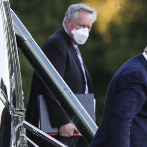 Le président américain Donald Trump sort de Marine One au centre Walter Reed National Military Medical à Bethesda, Maryland, Etats-Unis, le 2 octobre 2020. Trump sera traité pour le Coronavirus (Covid-19) après avoir été isolé à la Maison Blanche depuis son diagnostic, qu'il a annoncé après que l'un de ses plus proches collaborateurs ait été testé positif pour une infection à coronavirus.