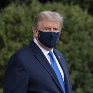 Le président américain Donald Trump embarque dans Marine One pour être emmené au centre médical militaire national Walter Reed pour être soigné pour le Coronavirus (Covid-19), à Washington, The District, Etats-Unis, le 2 octobre 2020.