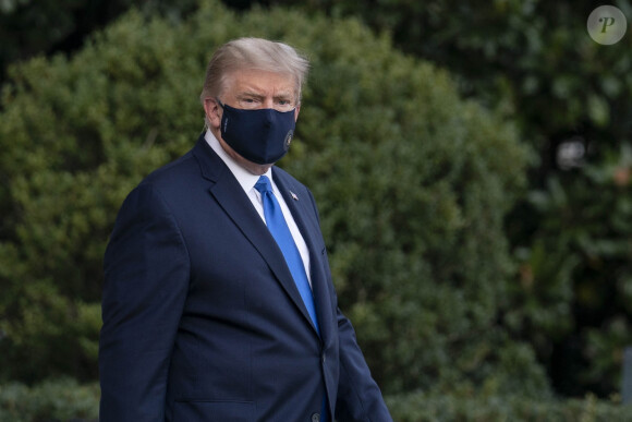Le président américain Donald Trump embarque dans Marine One pour être emmené au centre médical militaire national Walter Reed pour être soigné pour le Coronavirus (Covid-19), à Washington, The District, Etats-Unis, le 2 octobre 2020.