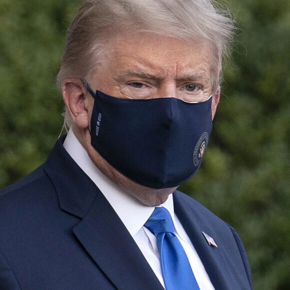 Le président américain Donald Trump embarque dans Marine One pour être emmené au centre médical militaire national Walter Reed pour être soigné pour le Coronavirus (Covid-19), à Washington, The District, Etats-Unis