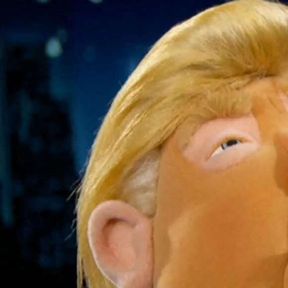 Jimmy Kimmel pratique le test du coronavirus (Covid-19) sur la marionnette de Donald Trump dans l'émission "Let's Be Real" sur la chaîne Fox. Dans le même temps, le président américain Donald Trump et Melania Trump, positifs au Covid-19, ont été placés en quarantaine à la Maison Blanche. Los Angeles. Le 1er octobre 2020.
