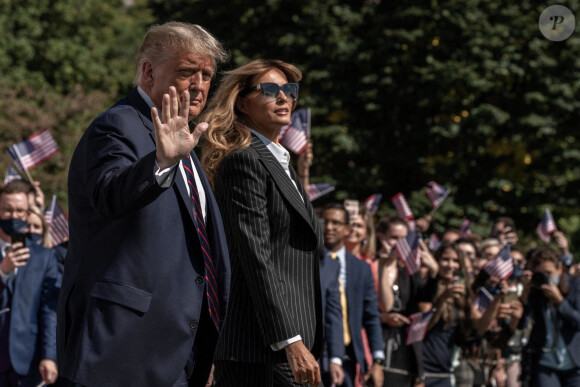 Info - Positifs au Covid-19, Donald et Melania Trump placés en quarantaine à la Maison Blanche - Le président Donald Trump et la première dame Melania Trump quittent La Maison Blanche pour se rendre à Cleveland dans l'Ohio, le 29 septembre 2020