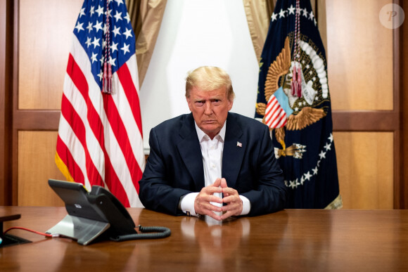 Le président Donald J. Trump en pleine conversation téléphonique avec le vice président Mike Pence, Mike Pompeo et Mark Milley au centre médical militaire national Walter Reed à Bethesda.