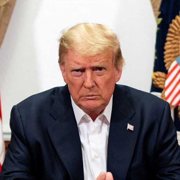 Le président Donald J. Trump en pleine conversation téléphonique avec le vice président Mike Pence, Mike Pompeo et Mark Milley au centre médical militaire national Walter Reed à Bethesda.