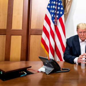 Le président Donald J. Trump en pleine conversation téléphonique avec le vice président Mike Pence, Mike Pompeo et Mark Milley au centre médical militaire national Walter Reed à Bethesda, le 4 octobre 2020
