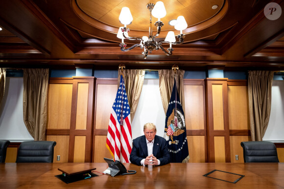 Le président Donald J. Trump en pleine conversation téléphonique avec le vice président Mike Pence, Mike Pompeo et Mark Milley au centre médical militaire national Walter Reed à Bethesda, le 4 octobre 2020