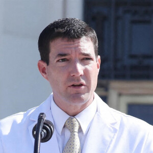 Le médecin de la Maison Blanche, Sean P. Conley, a fait une mise à jour optimiste sur l’état de M. Trump lors d’une conférence de presse à Bethesda, le 2 octobre 2020 