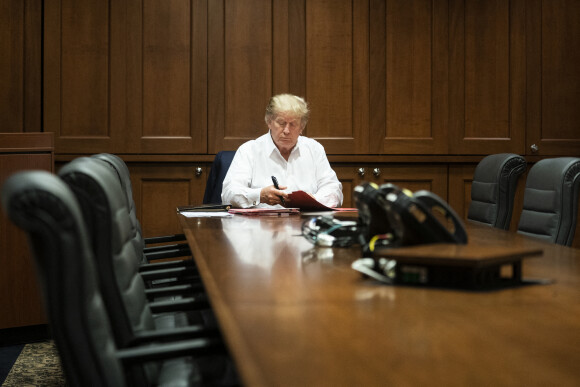Le président des Etats-Unis Donald Trump en plein travail depuis le centre médical militaire national Walter Reed à Bethesda, alors qu'il est hospitalisé car testé positif au Covid-19 (Coronavirus). Le 3 octobre 2020 