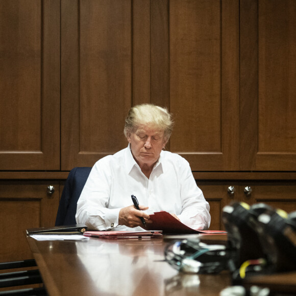 Le président des Etats-Unis Donald Trump en plein travail depuis le centre médical militaire national Walter Reed à Bethesda, alors qu'il est hospitalisé car testé positif au Covid-19 (Coronavirus). Le 3 octobre 2020 
