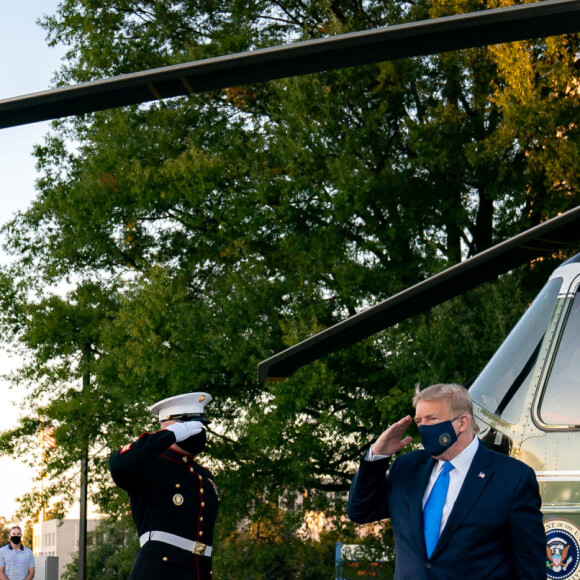 Le président des Etats-Unis Donald Trump quitte la Maison Blanche, à bord de Marine One, pour le centre médical militaire national Walter Reed à Bethesda, car diagnostiqué positif au Covid-19 (Coronavirus).