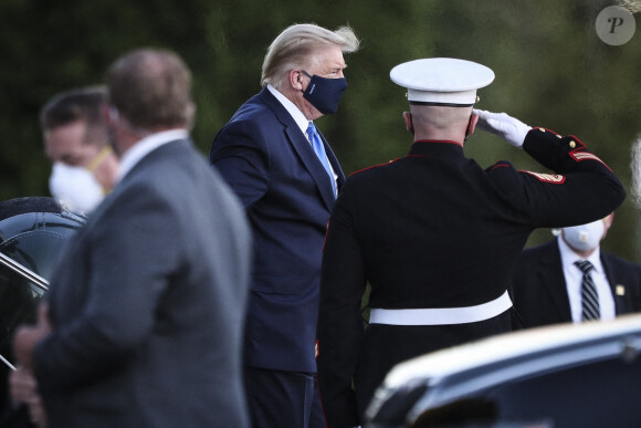 Le président américain Donald Trump sort de Marine One au centre Walter Reed National Military Medical à Bethesda, Maryland, Etats-Unis, le 2 octobre 2020.