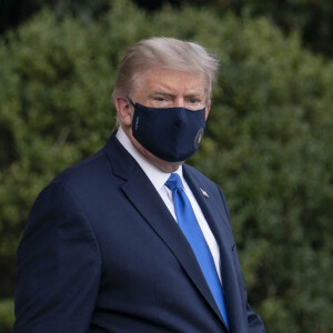 Le président américain Donald Trump embarque dans Marine One pour être emmené au centre médical militaire national Walter Reed pour être soigné pour le Coronavirus (Covid-19), à Washington, The District, Etats-Unis, le 2 octobre 2020. 
