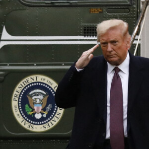 Le président américain Donald J.Trump arrive à la Maison Blanche à son retour de Bedminster, à Washington, The District, Etats-Unis, le 1er octobre 2020. Le président des Etats-Unis a été testé positif au Coronavirus (Covid-19).