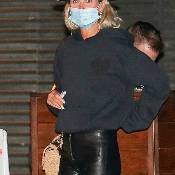 Exclusif - Laeticia Hallyday, super lookée, quitte le restaurant Nobu de Malibu après un dîner le 17 septembre 2020.