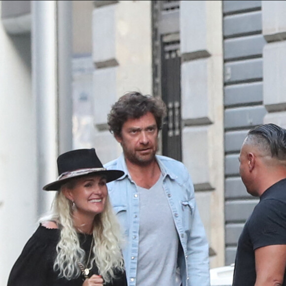 Exclusif- Laeticia Hallyday et son compagnon Pascal Balland avec Carl, le chauffeur de Laeticia - Laeticia Hallyday et son compagnon Pascal Balland sont allés dîner au restaurant "Joia" d'Hélène Darroze avec Liliane Jossua et Isabelle Camus à Paris. Laeticia et Pascal sont rentrés à Paris aujourd'hui après une échappée de trois jours à Florence, sans enfants, le 30 juin 2020. 