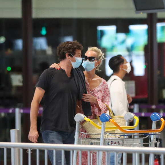 Exclusif - Laeticia Hallyday et son compagnon Pascal Balland prennent un vol à l'aéroport Roissy CDG pour une échappée à deux, sans enfants le 26 juin 2020.