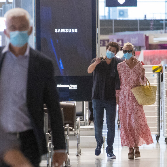 Exclusif - Laeticia Hallyday et son compagnon Pascal Balland prennent un vol à l'aéroport Roissy CDG pour une échappée à deux, sans enfants le 26 juin 2020.