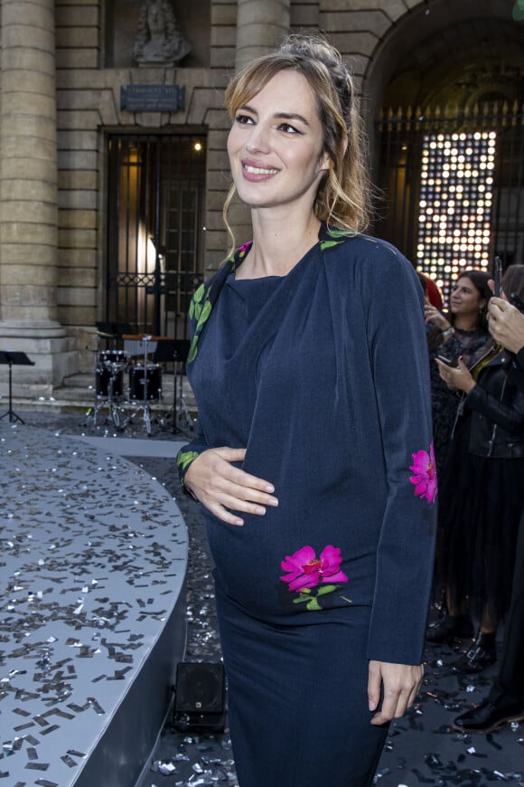 Louise Bourgoin enceinte de son deuxième enfant au défilé L'Oreal Paris à la Monnaie de Paris pendant la fashion week. © Olivier Borde / Bestimage