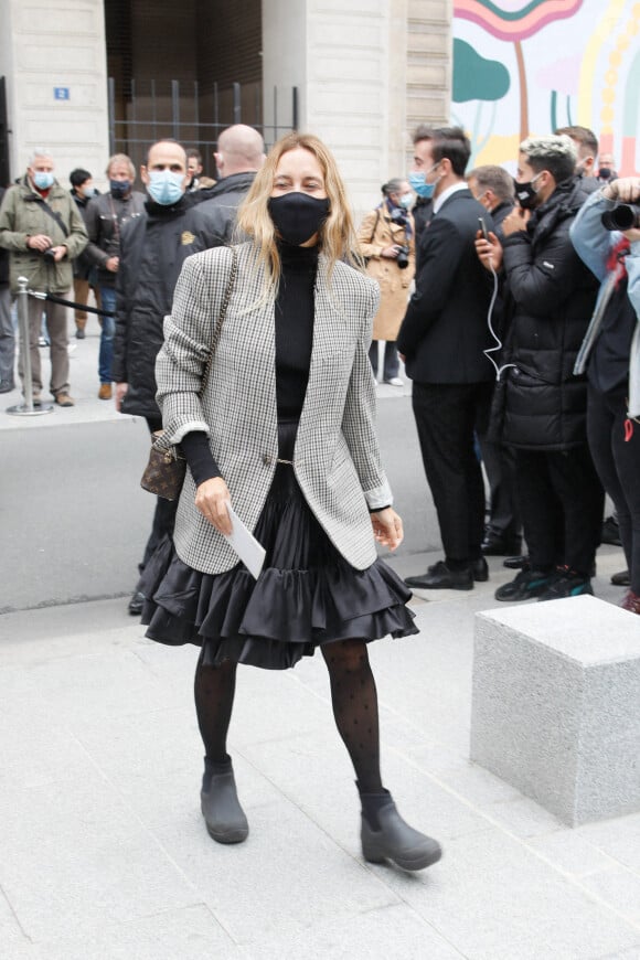 Alexandra Golovanoff arrive à la Samaritaine pour assister au défilé de mode Louis Vuitton prêt-à-porter printemps-été 2021. Paris, le 6 octobre 2020 © Veeren Ramsamy-Christophe Clovis / Bestimage