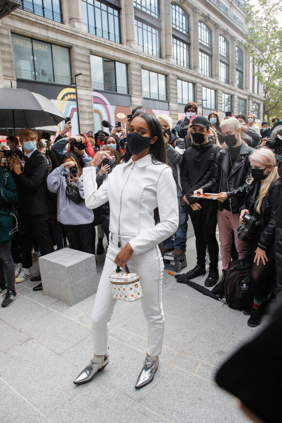 Laura Harrier arrive à la Samaritaine pour assister au défilé de mode Louis Vuitton prêt-à-porter printemps-été 2021. Paris, le 6 octobre 2020 © Veeren Ramsamy-Christophe Clovis / Bestimage