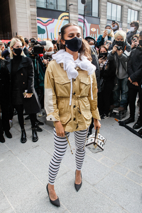 Alicia Vikander arrive à la Samaritaine pour assister au défilé de mode Louis Vuitton prêt-à-porter printemps-été 2021. Paris, le 6 octobre 2020 © Veeren Ramsamy-Christophe Clovis / Bestimage