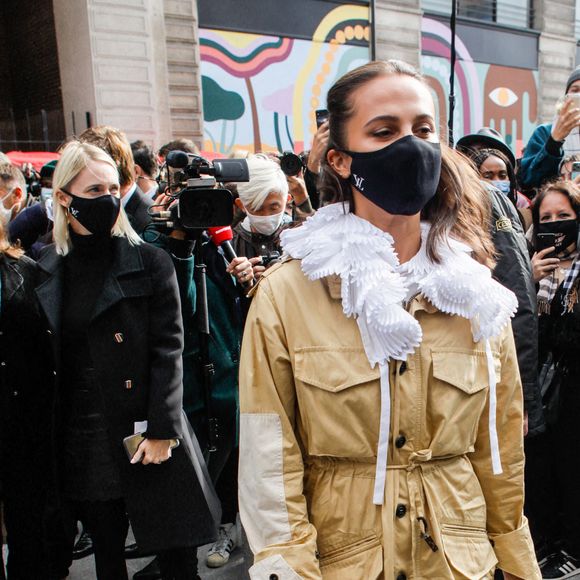 Alicia Vikander arrive à la Samaritaine pour assister au défilé de mode Louis Vuitton prêt-à-porter printemps-été 2021. Paris, le 6 octobre 2020 © Veeren Ramsamy-Christophe Clovis / Bestimage