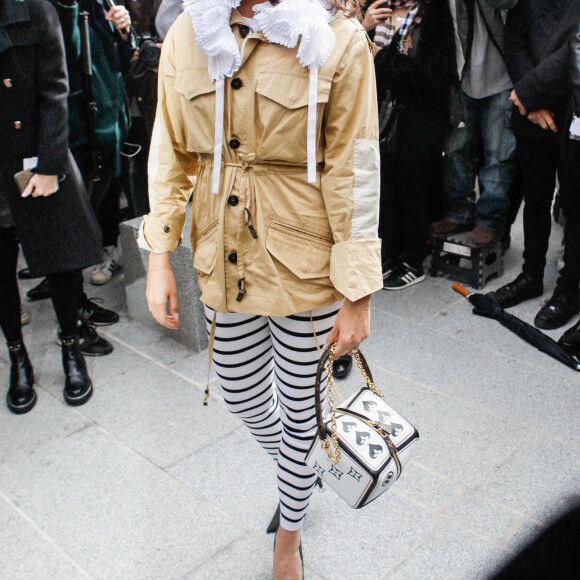 Alicia Vikander arrive à la Samaritaine pour assister au défilé de mode Louis Vuitton prêt-à-porter printemps-été 2021. Paris, le 6 octobre 2020 © Veeren Ramsamy-Christophe Clovis / Bestimage