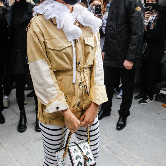 Alicia Vikander arrive à la Samaritaine pour assister au défilé de mode Louis Vuitton prêt-à-porter printemps-été 2021. Paris, le 6 octobre 2020 © Veeren Ramsamy-Christophe Clovis / Bestimage