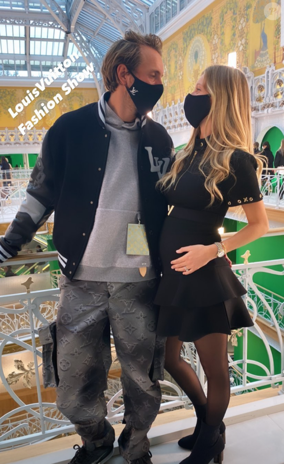 Le tennisman Lucas Pouille et son épouse Clémence Pouille, enceinte, ont assisté au défilé Louis Vuitton (collection prêt-à-porter printemps-été 2021) à la Samaritaine.