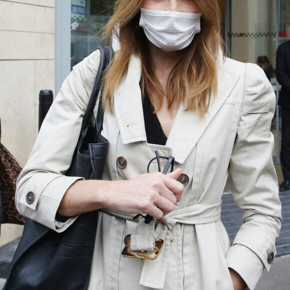 Carla Bruni-Sarkozy arrive à la radio RTL pour la promotion de son nouvel album éponyme le 8 octobre 2020.