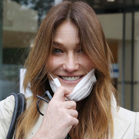 Carla Bruni-Sarkozy arrive à la radio RTL pour la promotion de son nouvel album éponyme.