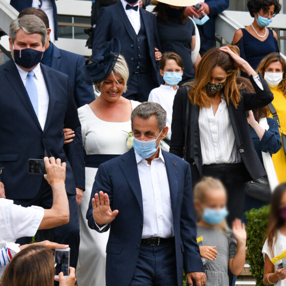 Le maire de La Baule Franck Louvrier, sa femme Sophie Jolivet, Nicolas Sarkozy, sa femme Carla Bruni, leur fille Giulia avec une amie - Mariage du maire de La Baule, Franck Louvrier (ex-conseiller en communication du Président de la République N.Sarkozy) avec Sophie Jolivet à l'hôtel de Ville de La Baule, France, le 5 septembre 2020. © Sébastien Valiela/Bestimage