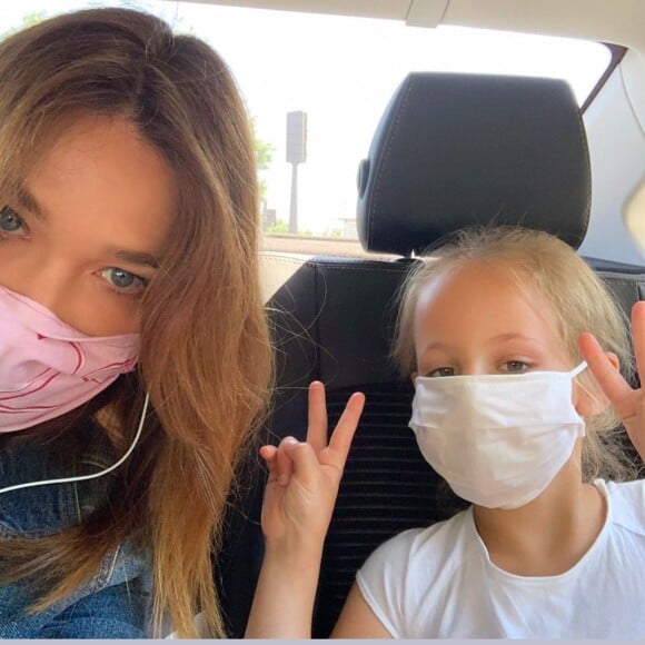 Carla Bruni pose avec sa fille Giulia sur Instagram, le 27 mai 2020.