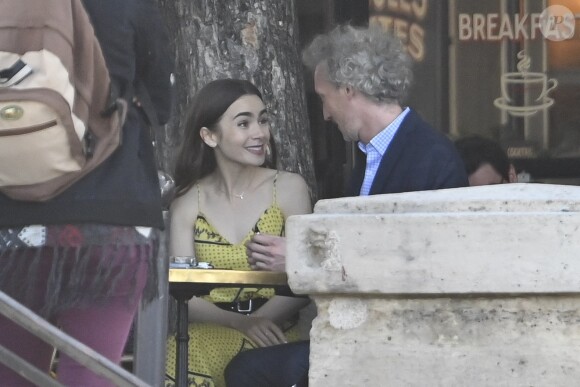Exclusif - Lily Collins sur le tournage de la série "Emily in Paris" sur la terrasse du restaurant "La Chaumière" à Paris, France, le 19 août 2019.