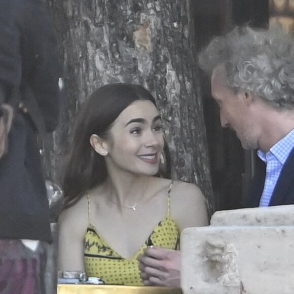 Exclusif - Lily Collins sur le tournage de la série "Emily in Paris" sur la terrasse du restaurant "La Chaumière" à Paris, France, le 19 août 2019.