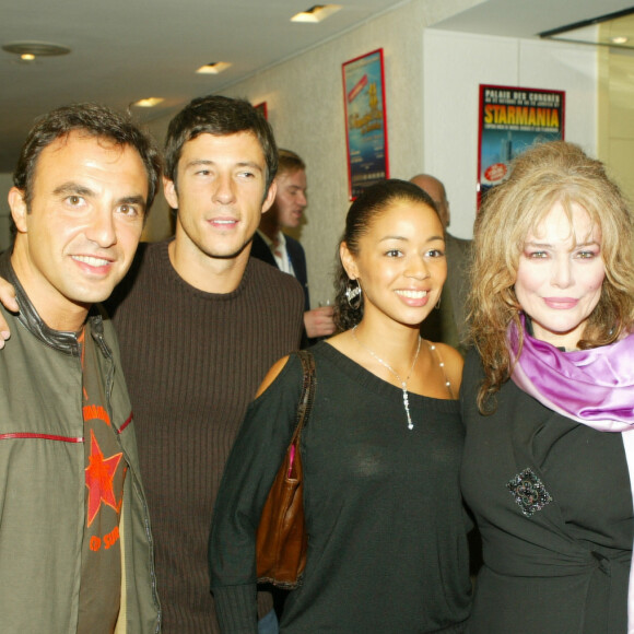 Archives - Nikos Aliagas, Alexandre Balduzzi, Aurélie Konaté et Armande Altaï lors de la première des "Demoiselles de Rochefort" à Paris, le 2 octobre 2003. © Frédéric Piau/Bestimage