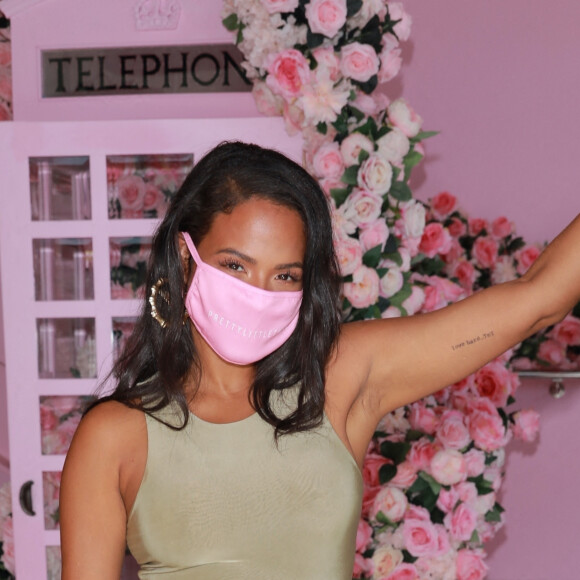 L'actrice américaine Christina Milian, masquée, se rend au showroom de Pretty Little Thing pour célébrer le mois du patrimoine hispanique à Los Angeles, le 18 septembre 2020. 