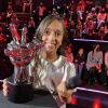 Rebecca gagnante de The Voice Kids saison 7, immortalisée par Nikos Aliagas.