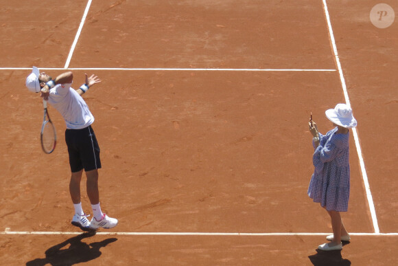 Exclusif - Le joueur de tennis Novak Djokovic s'entraîne sous les yeux de sa femme Jelena Ristic enceinte à Marbella en Espagne le 1er mai 2017. 
