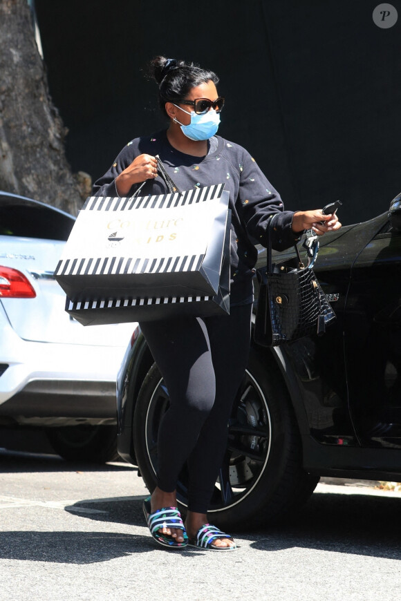 Mindy Kaling est allée faire du shopping chez Couture Kids dans le quartier de West Hollywood à Los Angeles pendant l'épidémie de coronavirus (Covid-19), le 5 août 2020